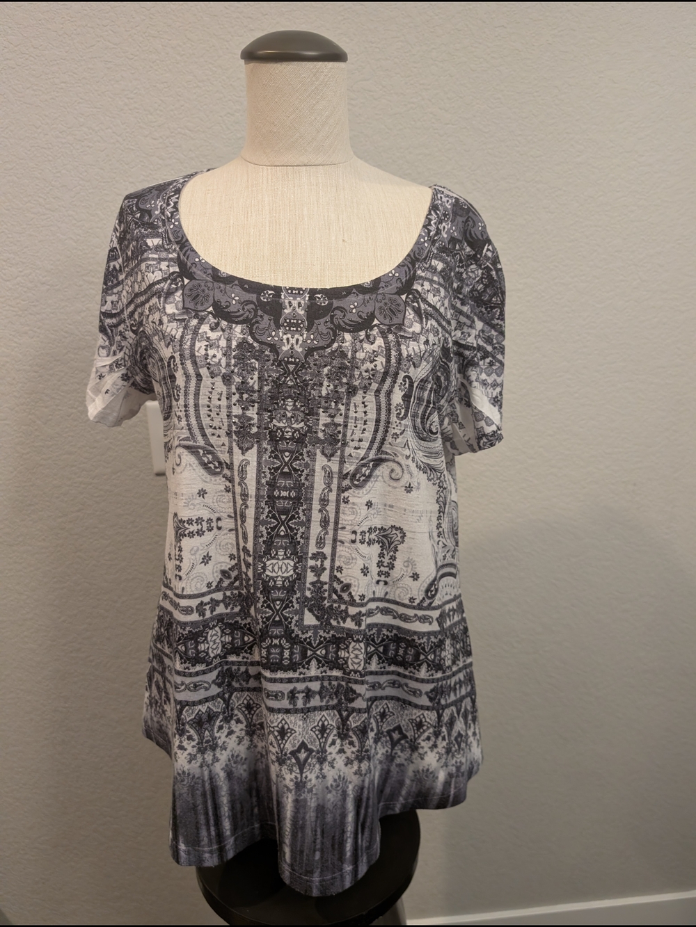 World Unity Sz XL Black & White Paisley Scoop Neck Short Sleeve Top